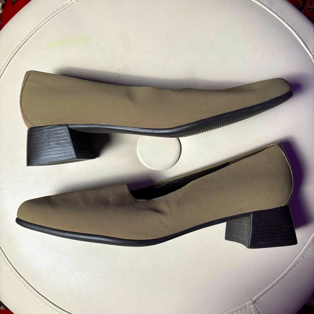 Munro American Vintage Taupe Khaki Closed Toe Block Heel Pump Stretch Material